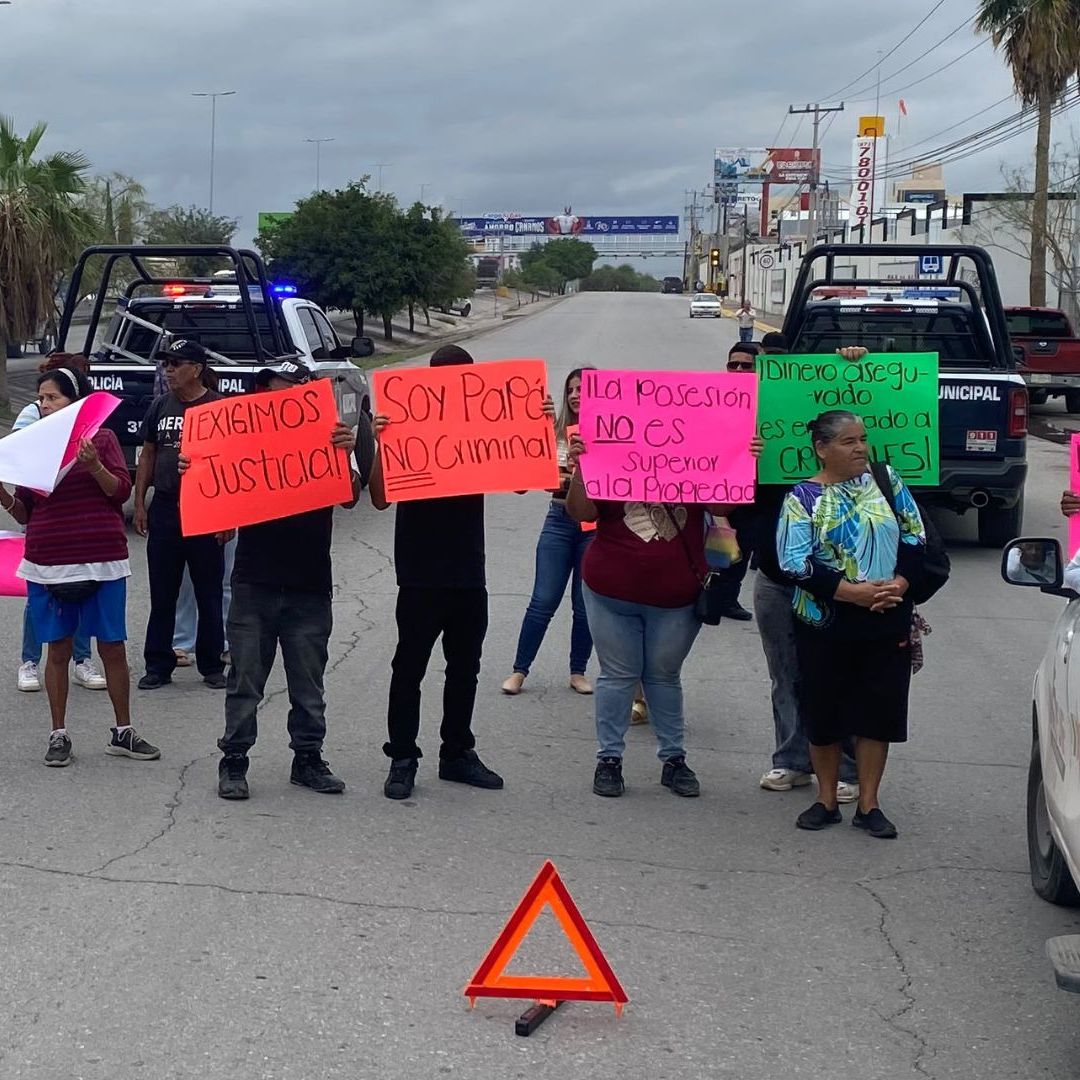 Cerca de 50 personas se manifestaron frente a la Fiscalía General del Estado de Coahuila (FGEC), Región Laguna l